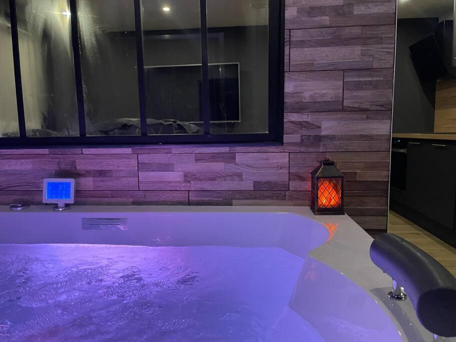 Charmante Residence De Tourisme Avec Jacuzzi Crecy-la-Chapelle Luaran gambar